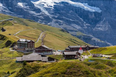 Kleine Scheidegg, İsviçre - 22 Ağustos 2015 Jungfrau Demiryolu 'nun ünlü Jungfraujoch, Swituerland tren istasyonu Kleine Scheidegg' deki turistler.