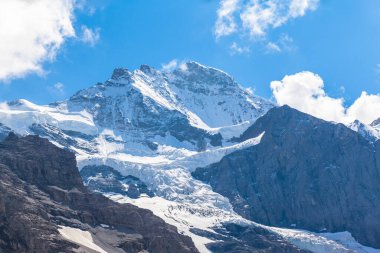İsviçre 'deki Bernese Oberland' daki İsviçre Alpleri 'nin ünlü zirvesi Jungfrau. Bernese Alpleri 'nin güney kantonu Bern ve kuzey kantonu Valais arasındaki ana zirvelerinden biridir..