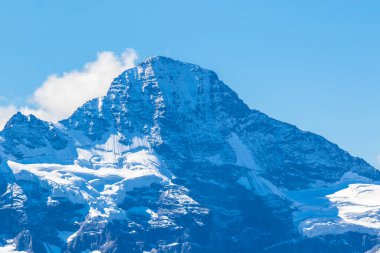 İsviçre 'nin Bernese Oberland kentindeki İsviçre Alpleri' nin Jungfrau yakınlarındaki ünlü Breithorn zirvesine bakın..
