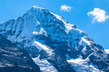 İsviçre 'deki Bernese Oberland' daki İsviçre Alpleri 'nin meşhur tepe noktası. Bernese Alpleri 'nin güney kantonu Bern ve kuzey kantonu Valais arasındaki ana zirvelerinden biridir..