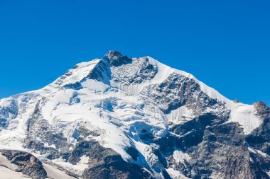 Güneşli bir günde Diavolezza 'dan Piz Bernina' nın yakın görüntüsü. İsviçre 'nin Grisonlar Kantonu' ndaki ve Doğu Alpleri 'ndeki en yüksek dağdır..