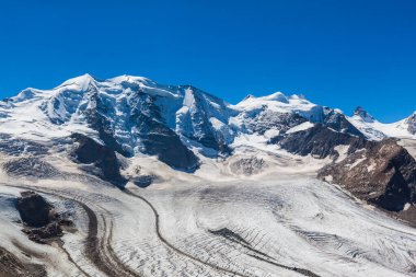 İsviçre 'nin Engadine bölgesindeki Diavolezza dağ evindeki Bernina ve Morteratsch buzullarının çarpıcı manzarası..