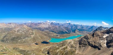 Diavolezza 'dan Bianco Gölü' nün ve Motor Bölgesi 'ndeki Alpler' in havadan görünüşü..