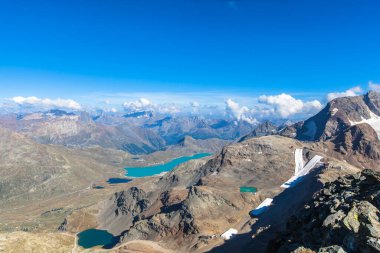 Diavolezza 'dan Bianco Gölü' nün ve Motor Bölgesi 'ndeki Alpler' in havadan görünüşü..