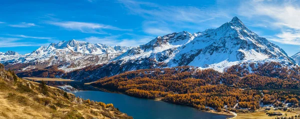 파노라마 가을에 황금빛 나무가 어퍼엥 호수와 휘황찬란 알프스산맥의 스위스 그리스 — 스톡 사진