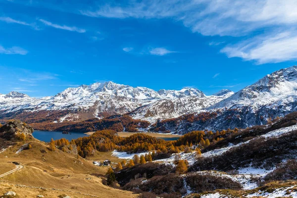 가을철에 황금빛 나무가 어퍼엥 호수와 휘몰아치는 알프스산맥의 파노라마 스위스 그리스 — 스톡 사진