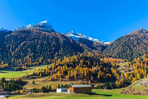 Bela Vista Pequena Cidade Bergun Dos Alpes Incluindo Piz Ela — Fotografia de Stock