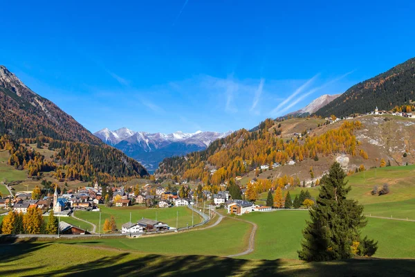 Bela Vista Aldeia Filisur Alpes Trem Turismo Bernina Express Outono — Fotografia de Stock