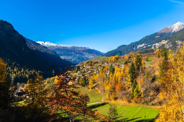 Piękny Widok Wioskę Filisur Alpy Pociągu Bernina Express Złocistej Jesieni — Zdjęcie stockowe