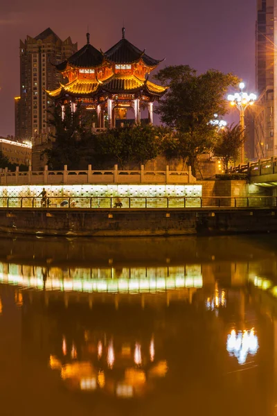四川省中国の美しい照明と黒龍江省のパビリオンの夜景 館内はフーリバーと南川が合流して舟安川 を形成する場所にある — ストック写真