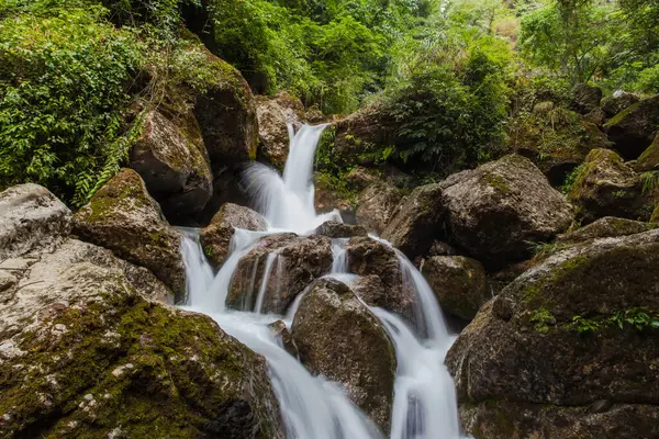 Çin 'in Sichuan Eyaleti, Chengdu yakınlarındaki Qingcheng dağındaki güzel şelale manzarası..