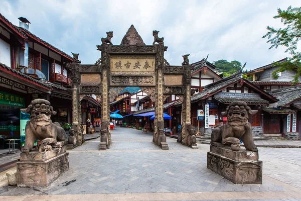 Chengdu Kina Augusti 2015 Turister Besöker Minnesbågen Vid Ingången Till — Stockfoto