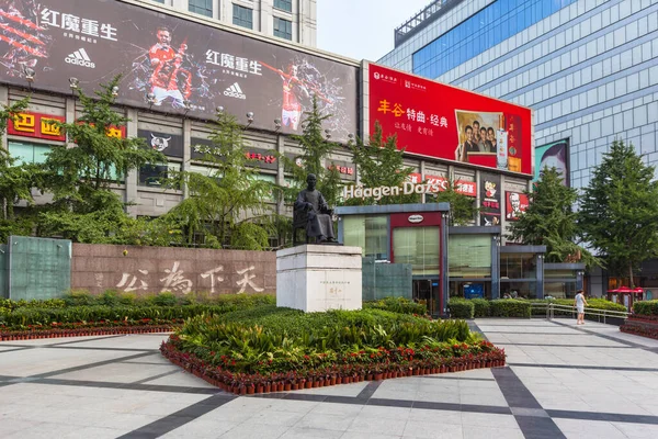 2015年8月15日 中国四川省の首都 成都のダウンタウンにあるChunxi路の中山広場で孫文の彫刻を訪れる人々 — ストック写真