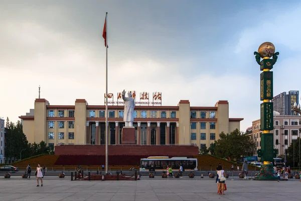 2015年8月15日 中国四川省成都 四川省の毛沢東と四川科学技術博物館の像の前に天府広場で観光客 — ストック写真