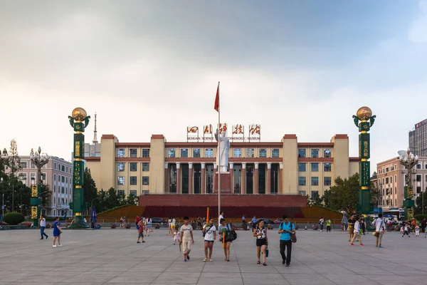 2015年8月15日 中国四川省成都 四川省の毛沢東と四川科学技術博物館の像の前に天府広場で観光客 — ストック写真
