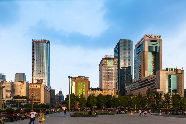 Чэнду, Китай - 15 августа 2015 года - Люди ошиваются на площади Тяньфу в центре города Чэнду, столицы провинции Сычуань в Китае
.