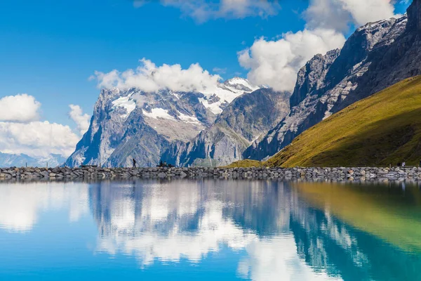 Ohromující Pohled Wetterhorn Odrazem Krásném Rybníku Bernese Oberland Slunečného Letního — Stock fotografie