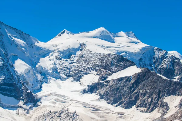 레자에서 비스타의 모습을 가까이 수있다 알프스에 베르나 산으로 스위스 휘몰아치는 — 스톡 사진