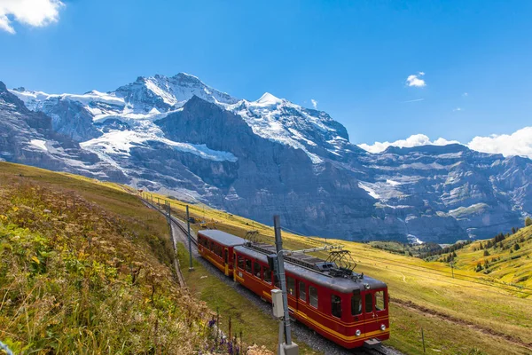 Trem Jungfraubahn Correndo Direção Jungfraujoch Sob Famoso Pico Jungfrau Perto Imagem De Stock