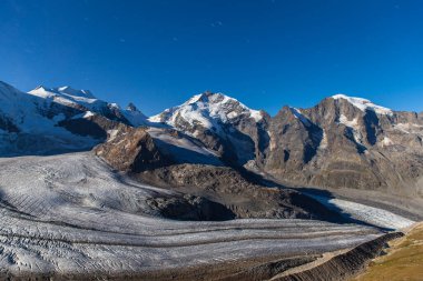 İsviçre 'nin Engadine bölgesindeki Diavolezza dağlık evindeki Bernina ve Morteratsch buzullarının gece görüşü.