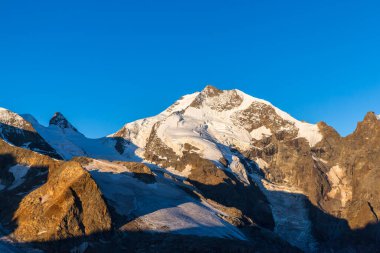 Piz Bernina ve Diavolezza 'nın sabah güneşindeki buzulu da dahil olmak üzere İsviçre Alpleri' nin yakın görüntüsü. Doğu Alpleri 'nin en yüksek dağıdır ve İsviçre' nin Grisons Kantonu 'nda bulunur..