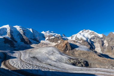Piz Palu, Piz Bellavista, Piz Bernina ve Morteratsch buzullarının İsviçre 'nin Engadin bölgesindeki Diavolezza dağ evindeki görüntüsü göz kamaştırıcı..