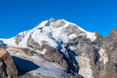 Güneşli bir günde Diavolezza 'dan Piz Bernina' nın yakın görüntüsü. İsviçre 'nin Grisonlar Kantonu' ndaki ve Doğu Alpleri 'ndeki en yüksek dağdır..