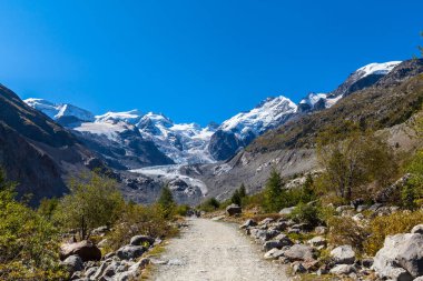 Bernina 'nın muazzam manzarası ve İsviçre' nin Engadine bölgesinde yürüyüş yolunda Morteratsch buzulu..