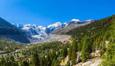 Bernina 'nın muazzam manzarası ve İsviçre' nin Engadine bölgesinde yürüyüş yolunda Morteratsch buzulu..