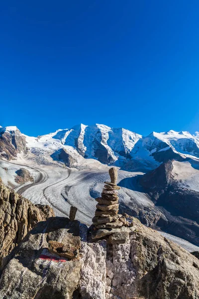 Fantastisk Utsikt Över Stenhögar Toppen Munt Pers Med Bernina Massiva — Stockfoto