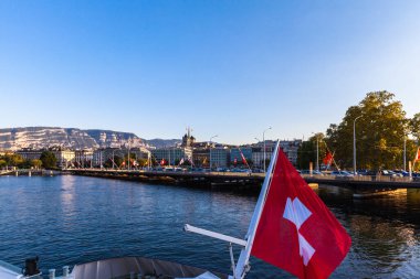 Cenevre, İsviçre - 9 Eylül 2015 Günbatımında Cenevre şehri manzaralı Cenevre Gölü 'nde yolcu gemisine binen turistler