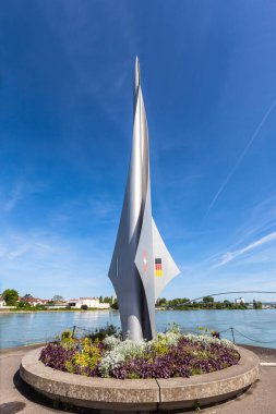 İsviçre, Fransa ve Almanya 'nın Ren nehri kıyısındaki Basel (Dreilandereck) bölgesindeki sınırını gösteren heykel..