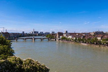 Basel şehri ve Ren nehrinin panorama manzarası.