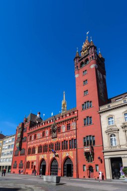 İsviçre 'nin Basel kentindeki Marktplatz' a hakim olan 500 yıllık tarihi Basel belediye binası..