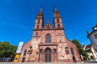 Basel, İsviçre - 10 Mayıs 2015 Basel, İsviçre 'deki tarihi Basel Minster Katedrali.