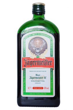 Zürih, İsviçre - 16 Mayıs 2015 - İzole edilmiş beyaz arka planda bir şişe Jagermeister alkolü, 56 bitki ve baharatla yapılan bir Alman alkolü.
