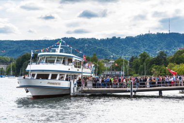 Zürih, İsviçre - 31 Mayıs 2015 Birçok turist Zürih, İsviçre 'deki göl turu için yolcu gemisini bekliyor..