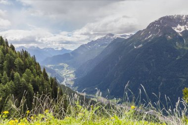 Ticino, İsviçre 'deki Ritom istasyonunun tepesinden Piora Vadisi' nin güzel manzarası.