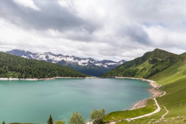 Ritom Gölü manzarası ve arka planda Alpler olan baraj, İsviçre 'den Piora, Canton Ticino.