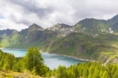 Ritom Gölü manzarası ve İsviçre Kantonu Ticino 'daki Alpler.