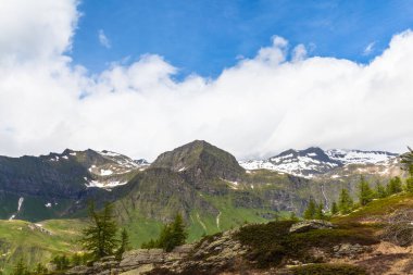 İsviçre 'nin Ritom Gölü' nün ötesindeki Canton Tessin 'deki İsviçre Alpleri' nin (Ticino) panorama manzarası.