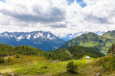 İsviçre 'nin Ritom Gölü' nün ötesindeki Canton Tessin 'deki İsviçre Alpleri' nin (Ticino) panorama manzarası.