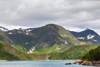 Arka planda Alpler, İsviçre 'den Piora ve Canton Ticino ile Ritom Gölü' nün çarpıcı manzarası.