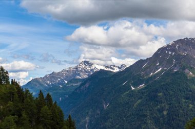 İsviçre 'nin Ritom Gölü ve Piora Vadisi' nin ötesindeki Canton Tessin 'deki (Ticino) İsviçre Alpleri' nin panorama manzarası.