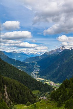 Ticino, İsviçre 'deki Ritom istasyonunun tepesinden Piora Vadisi' nin güzel manzarası.
