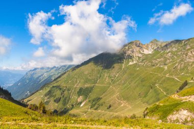 Bernese Oberland, İsviçre 'deki Brienzer Rothorn' a giden buharlı trenle Alpler 'in güzel manzarası..