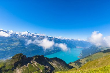 Brienz Gölü 'nün panorama manzarası ve İsviçre' nin Jungfrau bölgesi Interlaken, Jungfrau bölgesinin ünlü turizm bölgesi yakınlarındaki Brienzer Rothorn 'dan Jungfrau ve Eiger de dahil olmak üzere Alpler..
