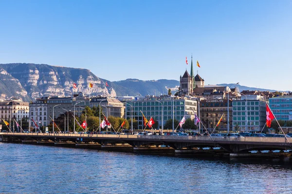 Cenevre, İsviçre - 9 Eylül 2015 Cenevre Şehri Göl kenarında, İsviçre.