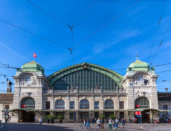 Базель Швейцария Мая 2015 Люди Выходящие Базельского Вокзала Солнечный День — стоковое фото