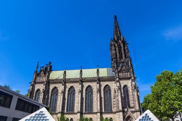 位于巴塞尔市中心靠近巴塞尔剧院的伊丽莎白教堂的景观 瑞士最有名的新哥特式建筑 — 图库照片